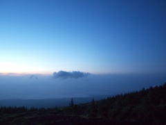 富士山の夜明け。