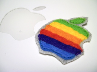 虹色アップルマークのiPod touchケース2