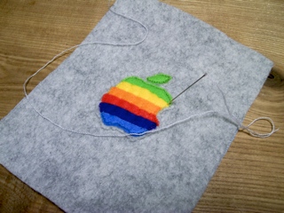 虹色アップルマークのiPod touchケース3