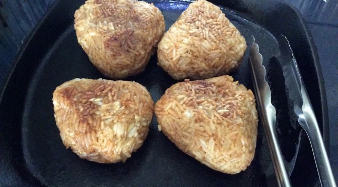 タイ米で焼きおにぎりを作るthai riceball
